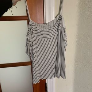 Short sleeve top. Soft and sexy line